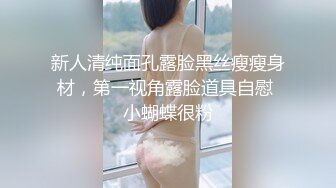 隔壁老王家的老婆,趁她在池塘边洗鞋子的时候我跑过去找她聊天,然后拍下她领口下的两个小咪咪